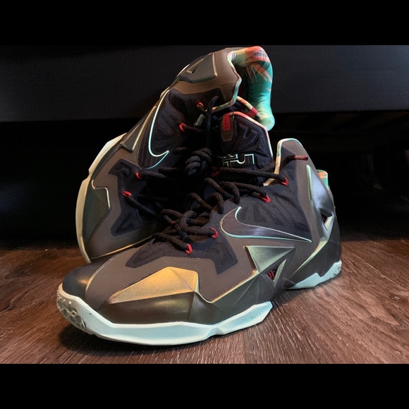 Lebron King's Pride Edition - Picture 2 of 2